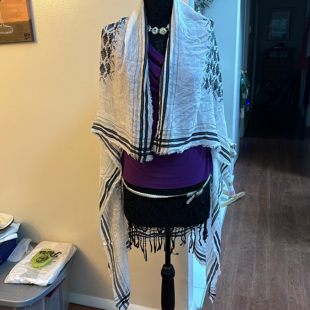 🎁5/10.00🎁 scarf shape more square 46” lightweight several ways to wear